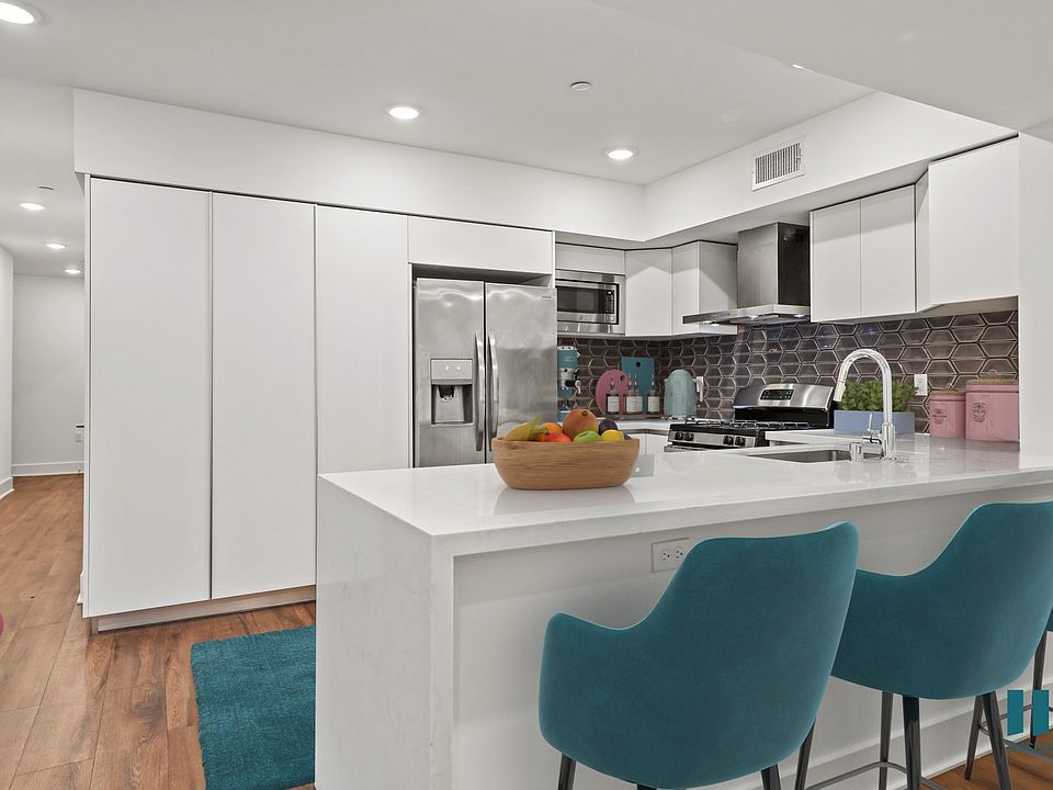 Open-Concept Kitchen with Ample Cabinet Storage and Countertop Bar