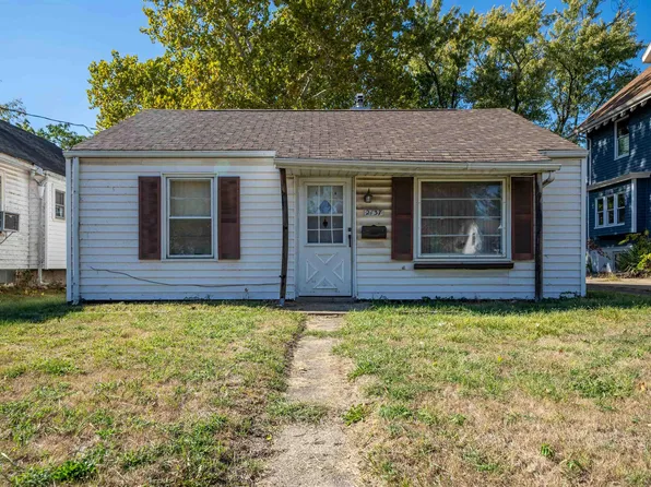 2137 N Prospect Rd, Peoria, IL 61603