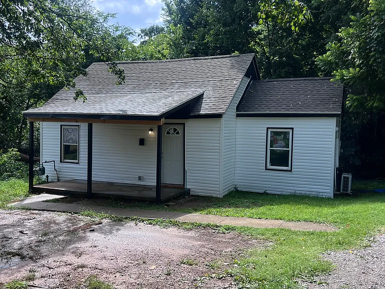 1307 Phelps Ave — Photo 1