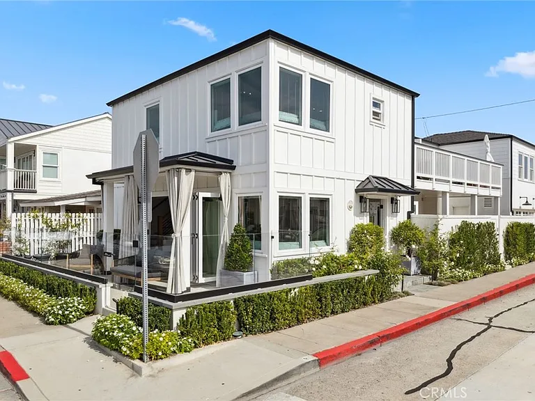 300 Coral Ave — Photo 1