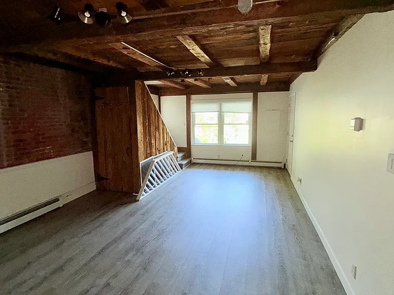 439 W King St #7 — Photo 9