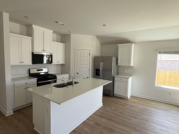 5th image of 573 Arizona St