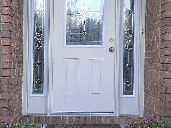 3rd image of 906 Glades Ct