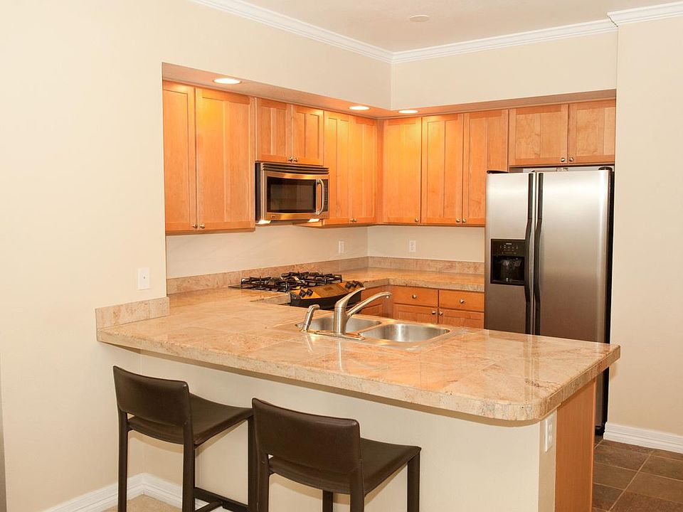 Granite Counters, Gas Range, Stainless Fridge