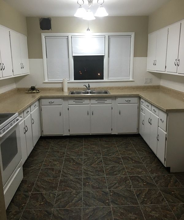 Full kitchen with new cabinets & countertops and full sized