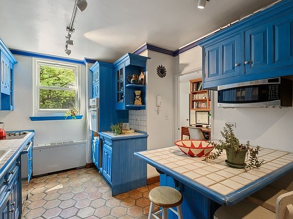 4th image of 176 E 71st St #3F