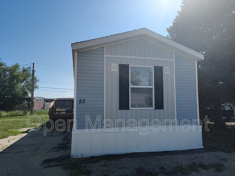 3 bed, 2.0 bath, 1120 sqft, $1,049 — Photo 2