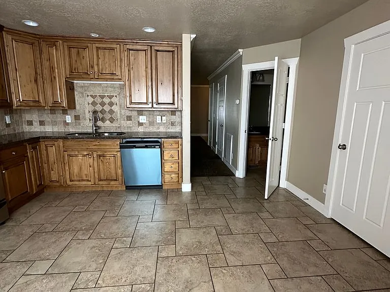 1003 N Independence Ave — Photo 20