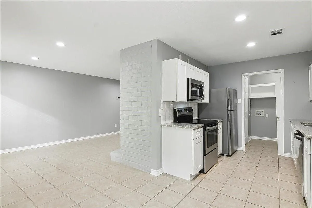 2 bed, 1.5 bath, 1124 sqft, $1,550 — Photo 3