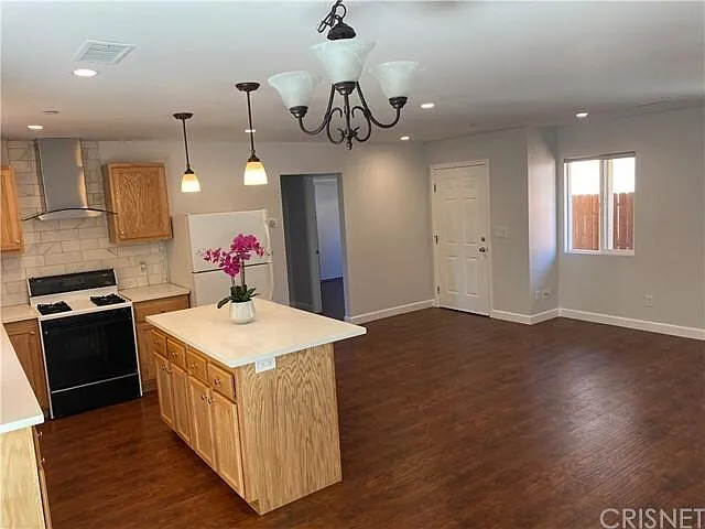 18152 Rayen St — Photo 5