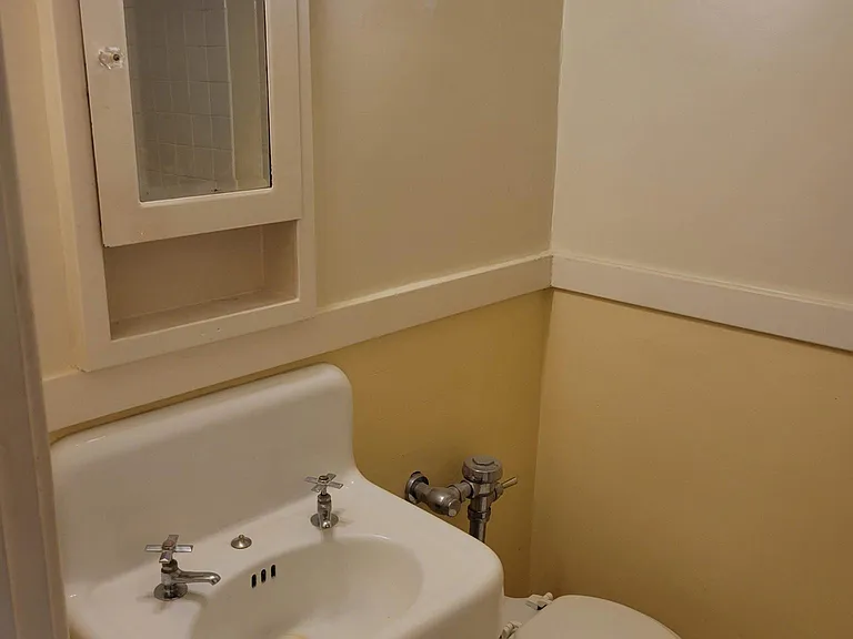 246 Woodford St #6 — Photo 5