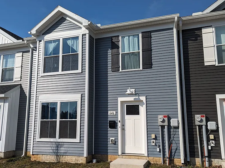 646 N College St — Photo 1