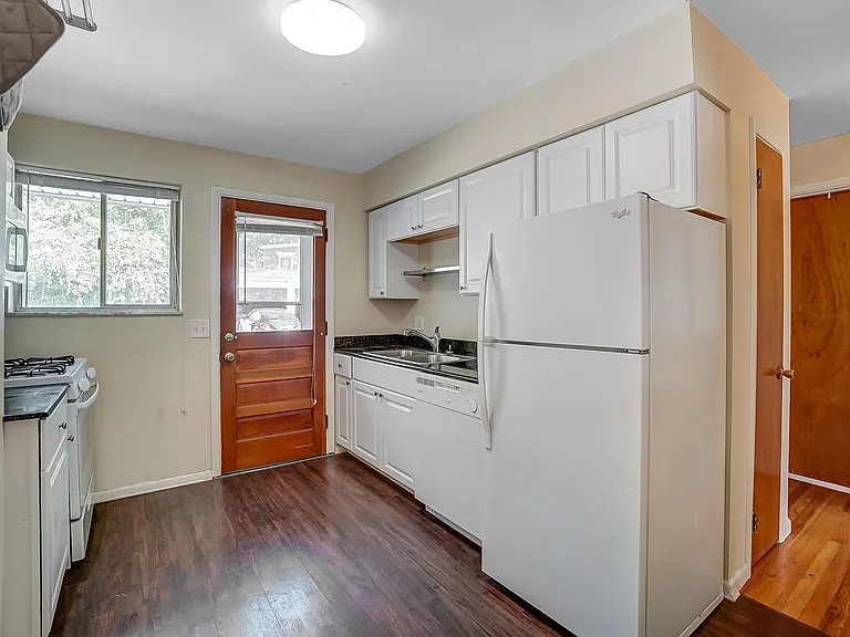 454 Warner St — Photo 27