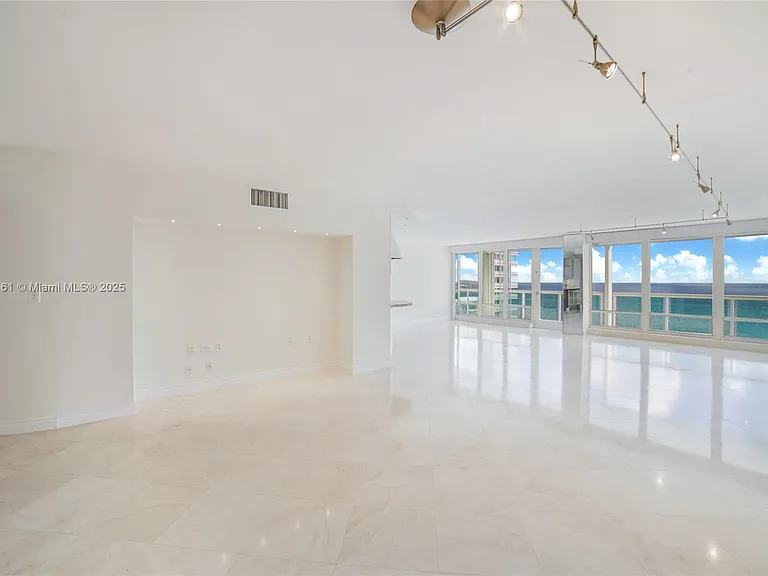 2100 S Ocean Ln #2007 — Photo 3
