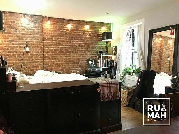 3rd image of 246 Jefferson Ave #1