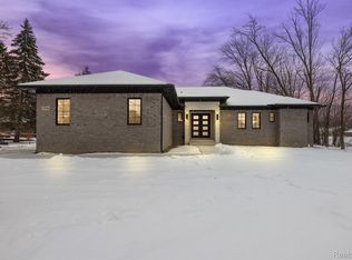 37336 N Hanson Dr, Sterling Heights, MI 48310