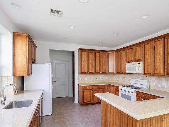 5th image of 124 Scott Dr W