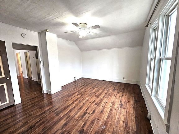 4th image of 204 S Division St #1/2