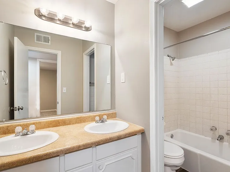 Winthrop Apartments — Photo 25