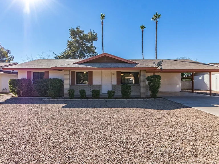 633 E Malibu Dr — Photo 1