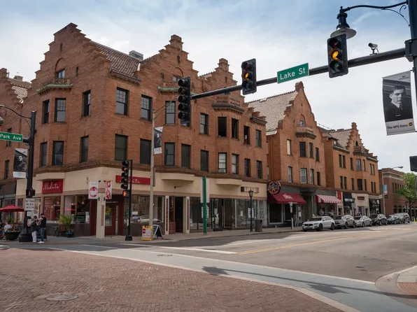 120 N Oak Park Ave APT 220, Oak Park, IL 60301