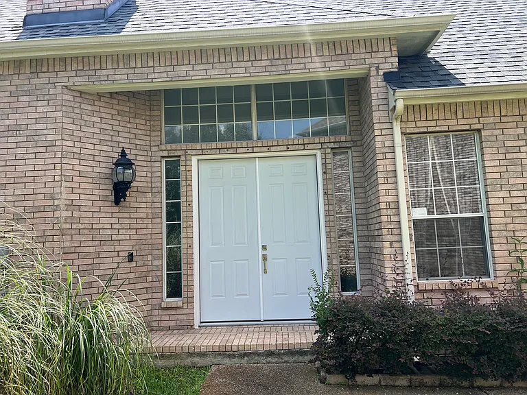 7717 Lakecrest Ct — Photo 2