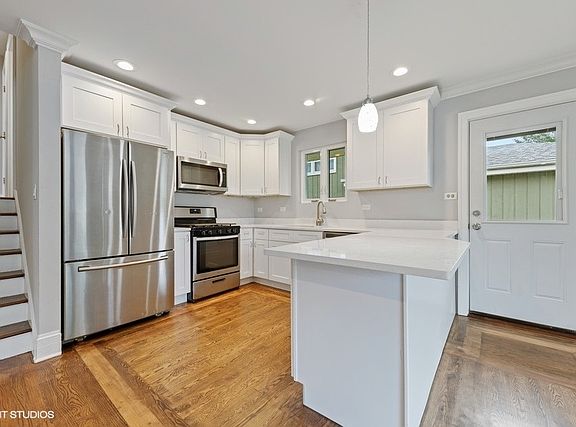 5th image of 607 N Van Auken St