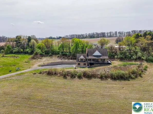 8728 Cardinal Rd, Kempton, PA 18066