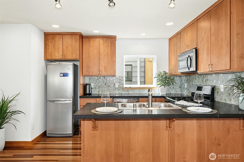 5th image of 4331 9th Avenue NE #C