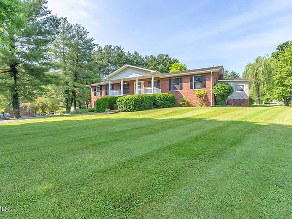 2nd image of 1300 Ivy Cir