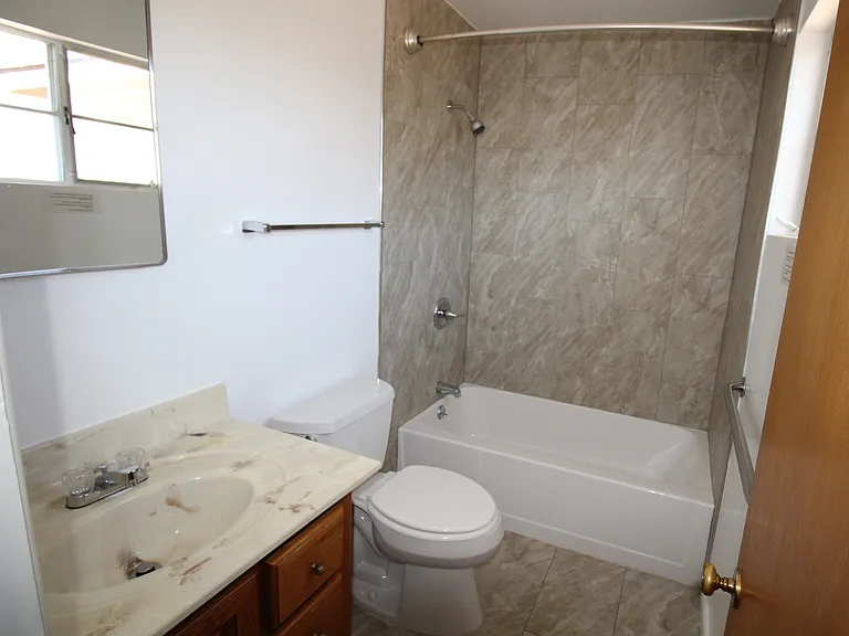 1023 W 18th St — Photo 22