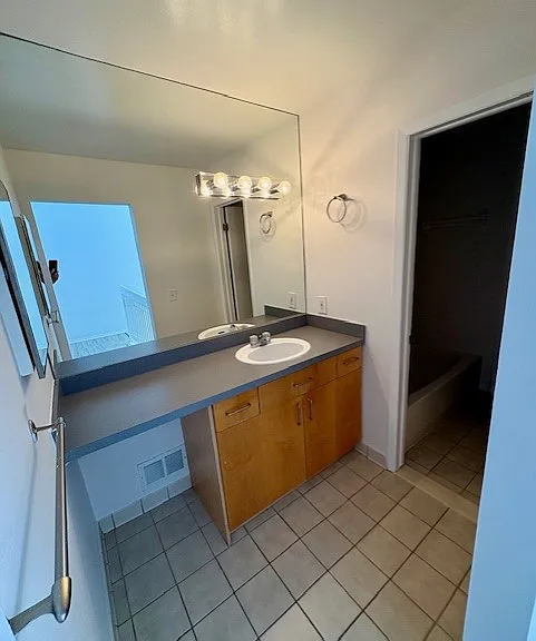 dressing area that is separate from commode and bathtub/shower