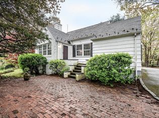 1 Willow Dr, Port Washington, NY 11050