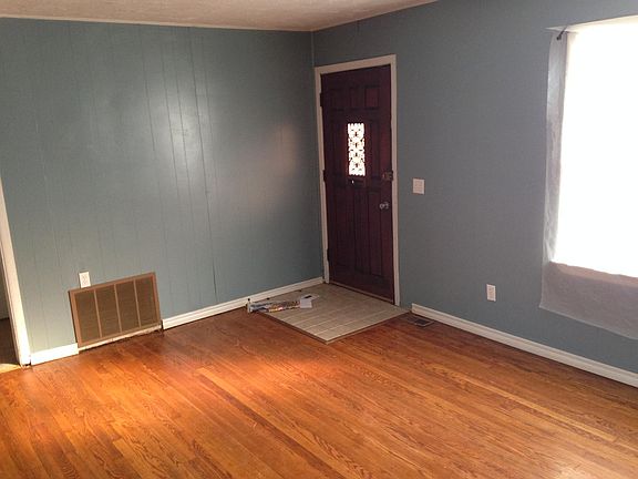3rd image of 831 SW 52nd St
