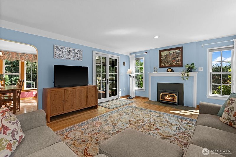 4th image of 1867 Gossard St