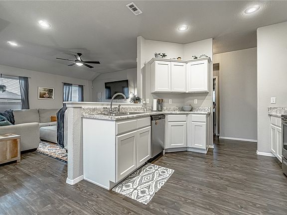 3rd image of 881 NW Evans Cir