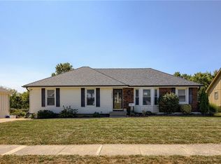 1605 NE Debonair Dr, Lees Summit, MO 64086