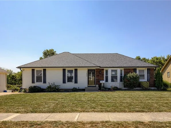 1605 NE Debonair Dr, Lees Summit, MO 64086