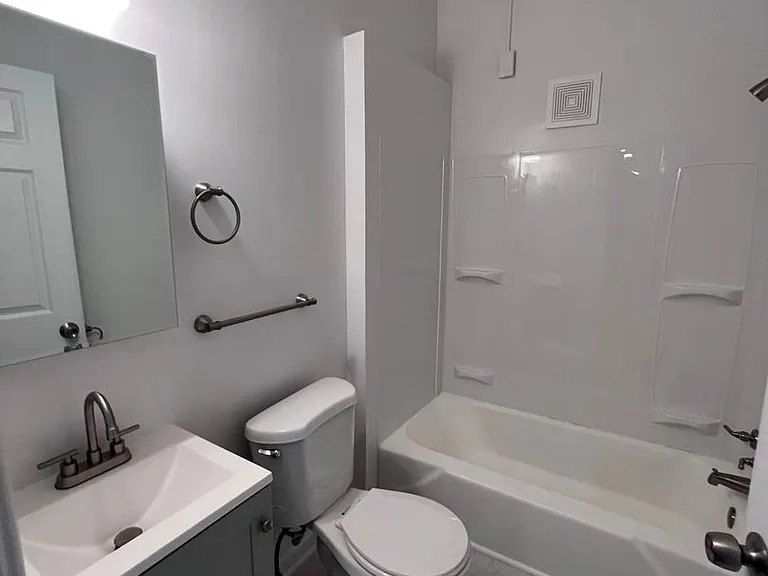 14 Kent Ave — Photo 5