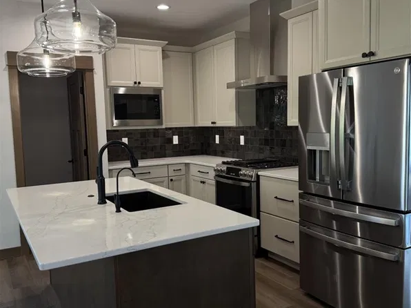 1121 Kona Cir, Coralville, IA 52241