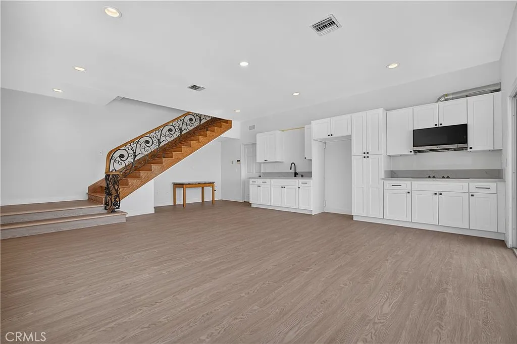 4 bed, 2100 sqft, $3,000 — Photo 4