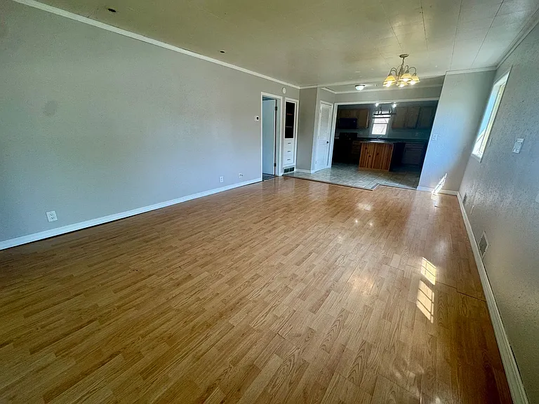 702 W Avenue A — Photo 9