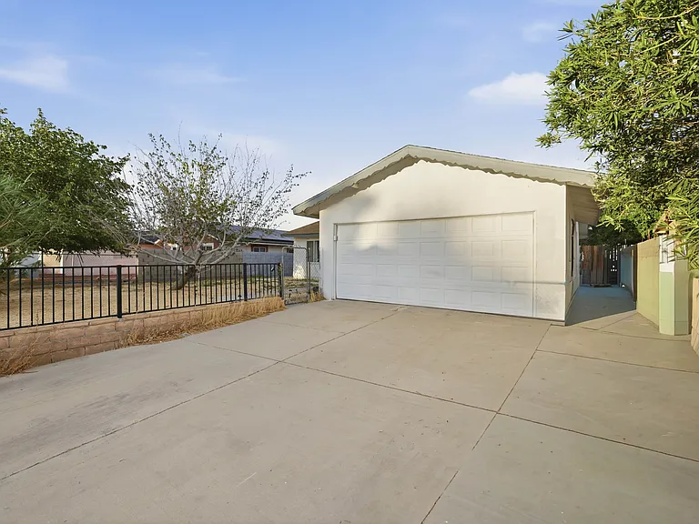 38466 Sumac Ave — Photo 2