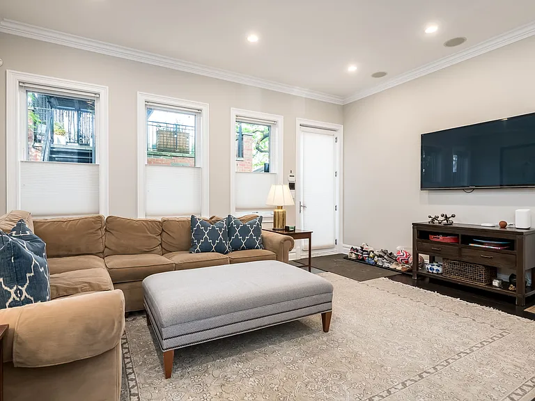 1633 N Wolcott Ave — Photo 8