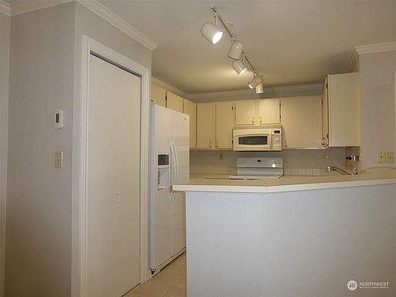 4th image of 424 102nd Avenue SE #104