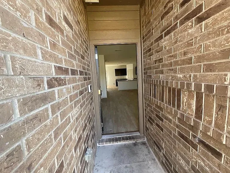 172 Allington Cir — Photo 3