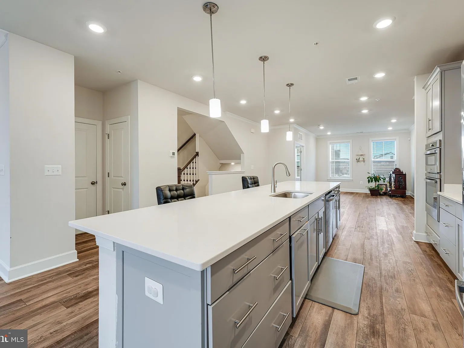 3 bed, 2.5 bath, 2568 sqft, $3,300 — Photo 4