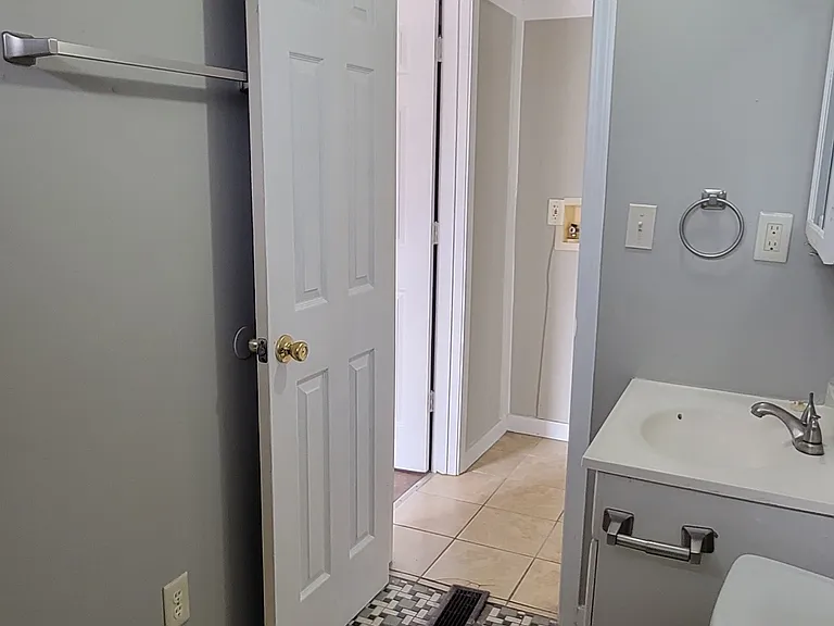 115 Linden Ln — Photo 17