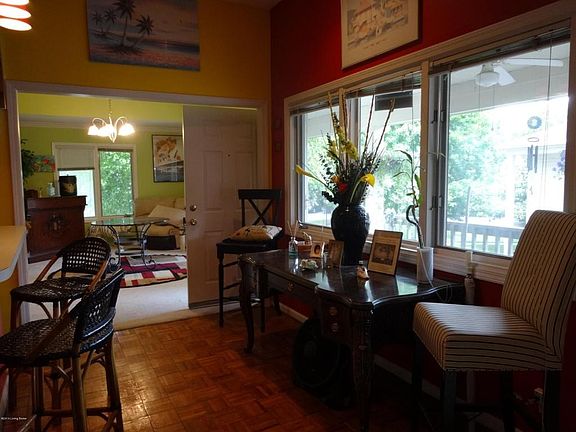 Dining Area & Breakfast Bar