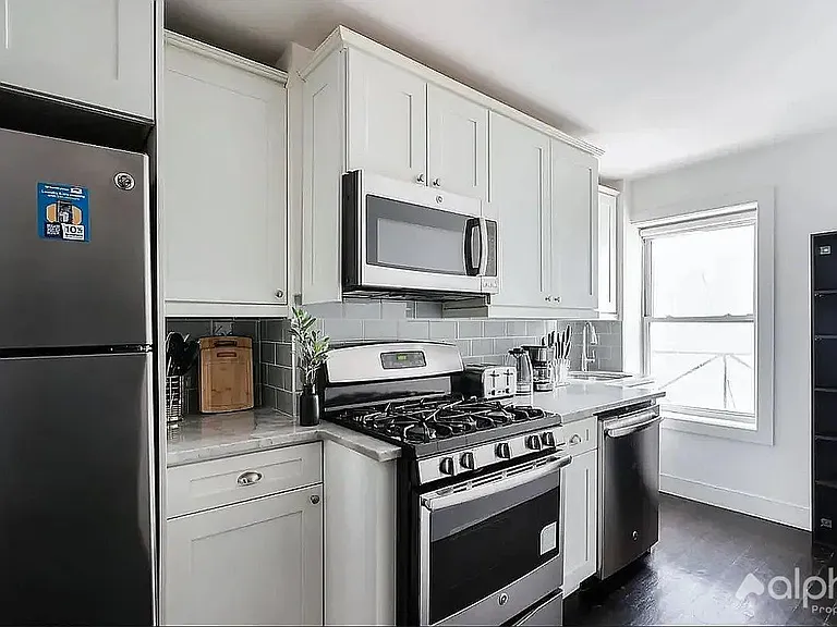 359 W 39th St #1 — Photo 9